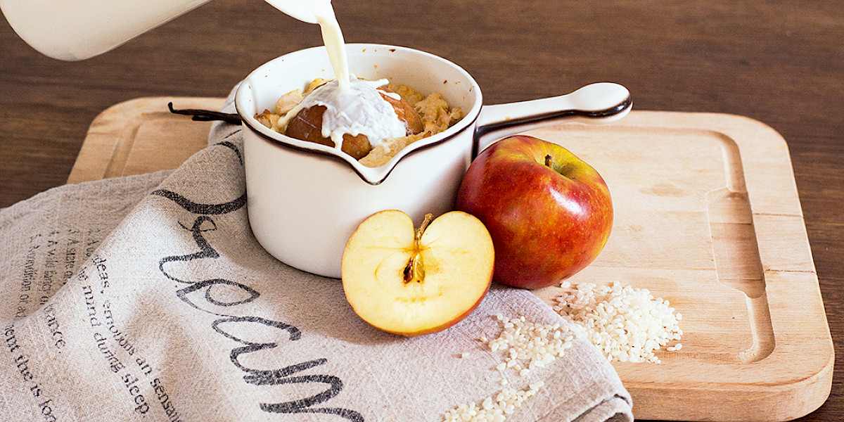 Gebackener Apfel mit Milchreis aus dem Ofen