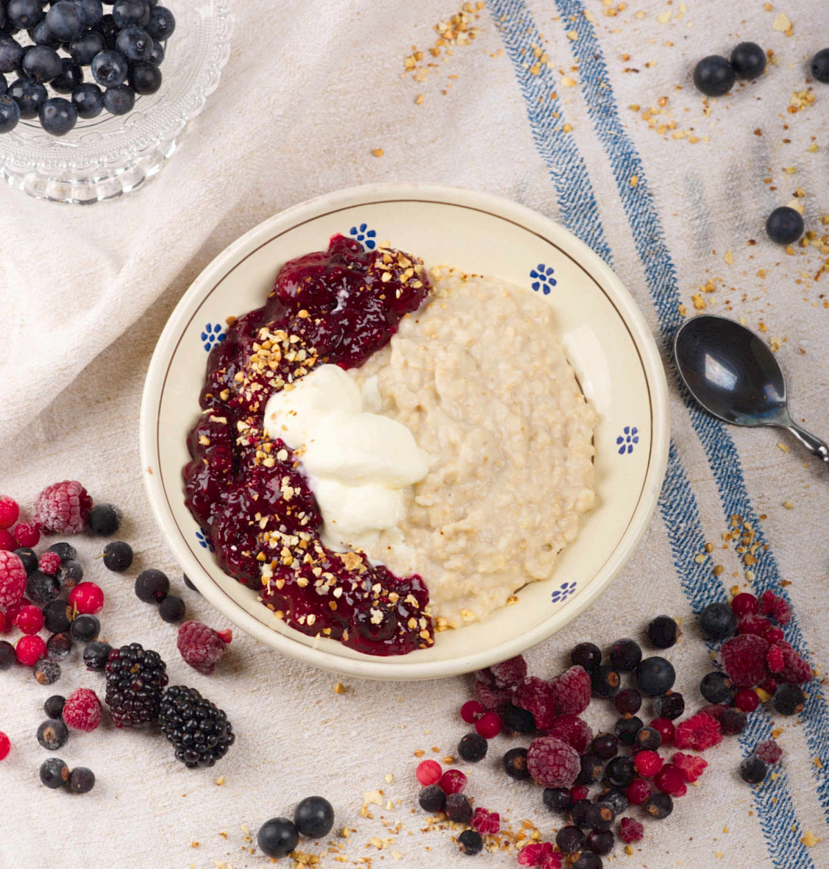 Porridge mit roter Grütze