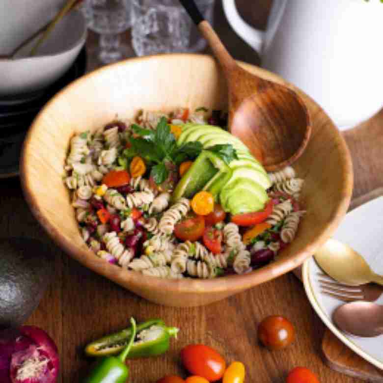 Nudelsalat mit cremigen Avocado Dressing und einer feiner Schärfe durch Jalapeños