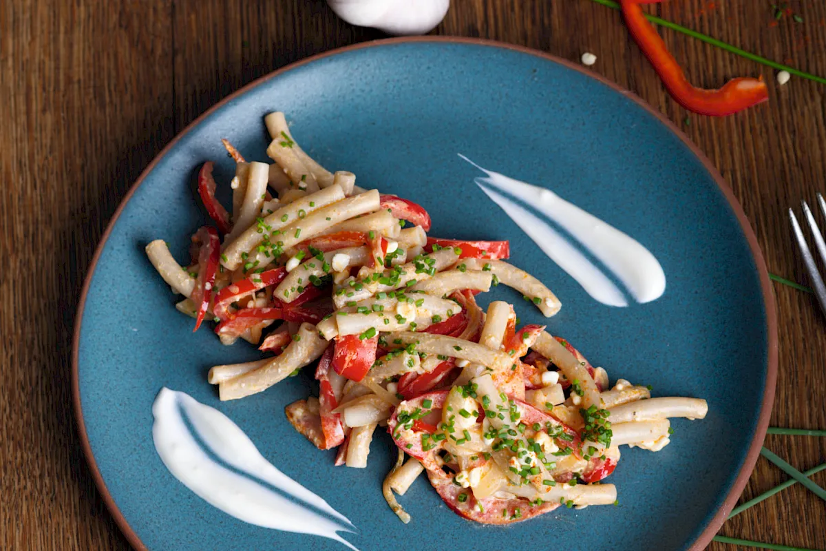 Dinkelnudeln mit Paprika Hüttenkäse-Creme