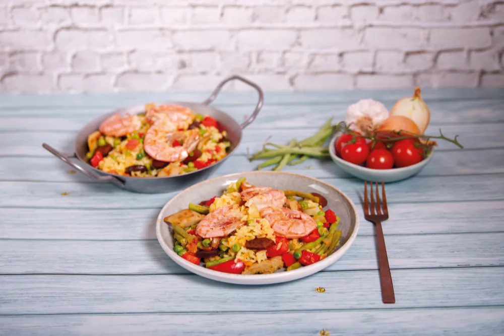 Eine klassische Paella mixta mit Geflügel und Garnelen