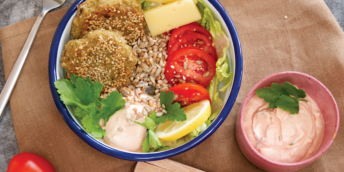 Eine lecker Bowl auf Salatbasis mit Gerstengraupen und Grünkern.