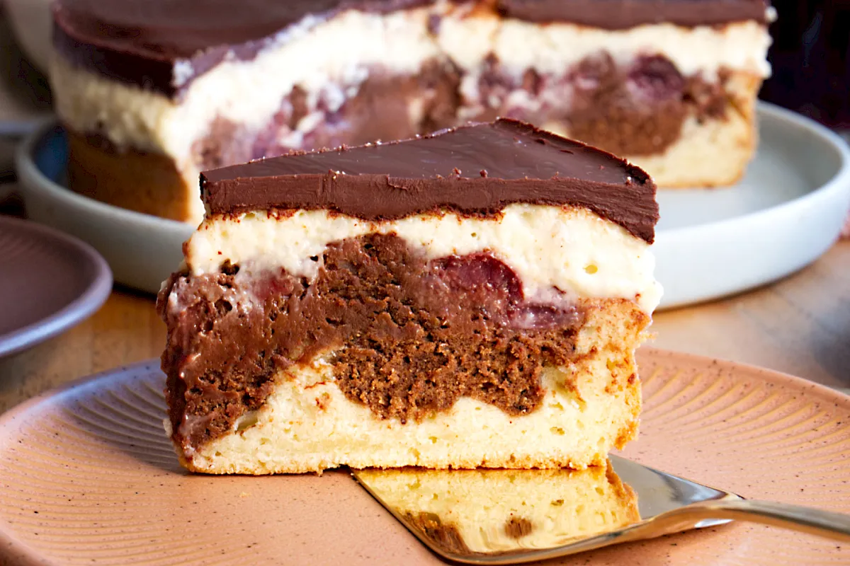Saftiger Rührteig, fruchtige Kirschen, cremige Puddingbutter und knackige Schokoladenglasur – die Donauwelle ist ein echter Kuchengenuss. Ein Klassiker, der immer begeistert!